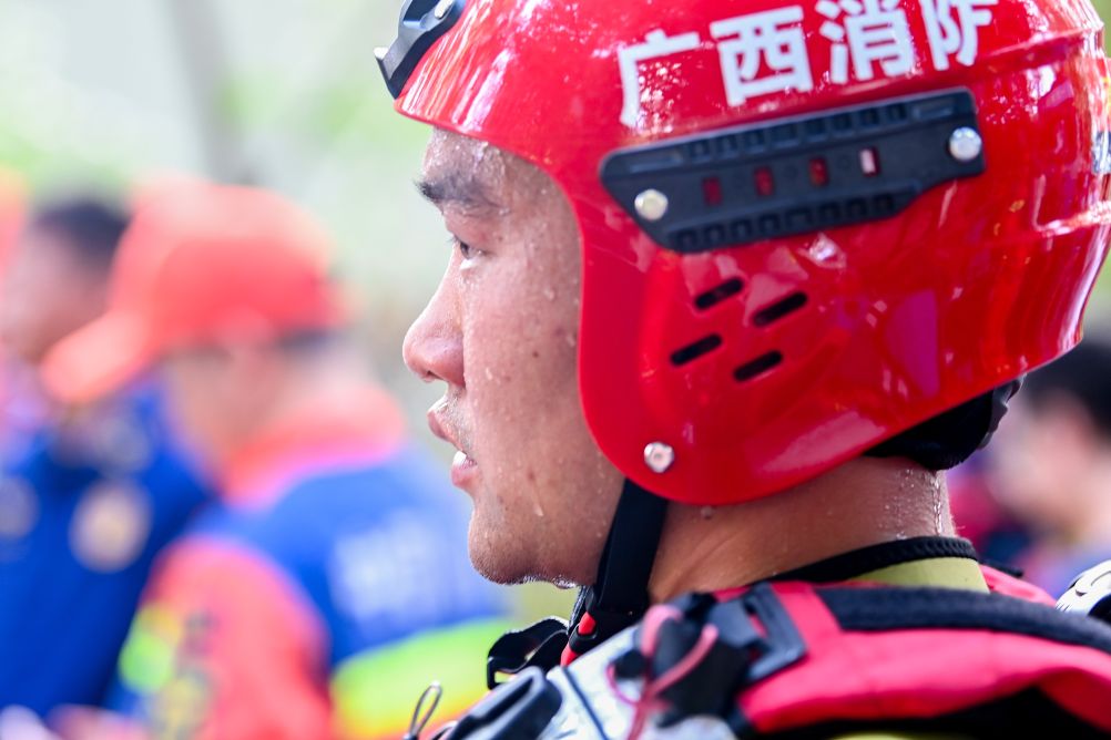 基层一线党旗红丨党员在抗洪救灾一线