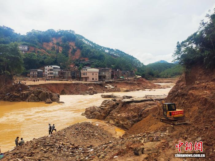广西横州“孤岛”突围记：“路断了，我们就用双脚挺进”