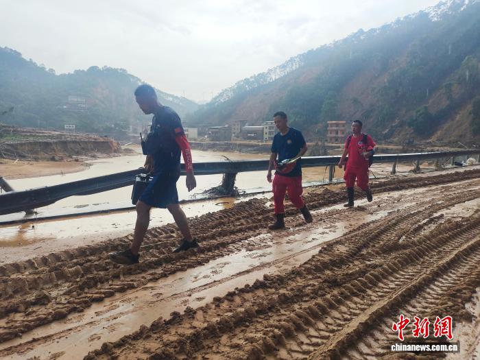 广西横州“孤岛”突围记：“路断了，我们就用双脚挺进”
