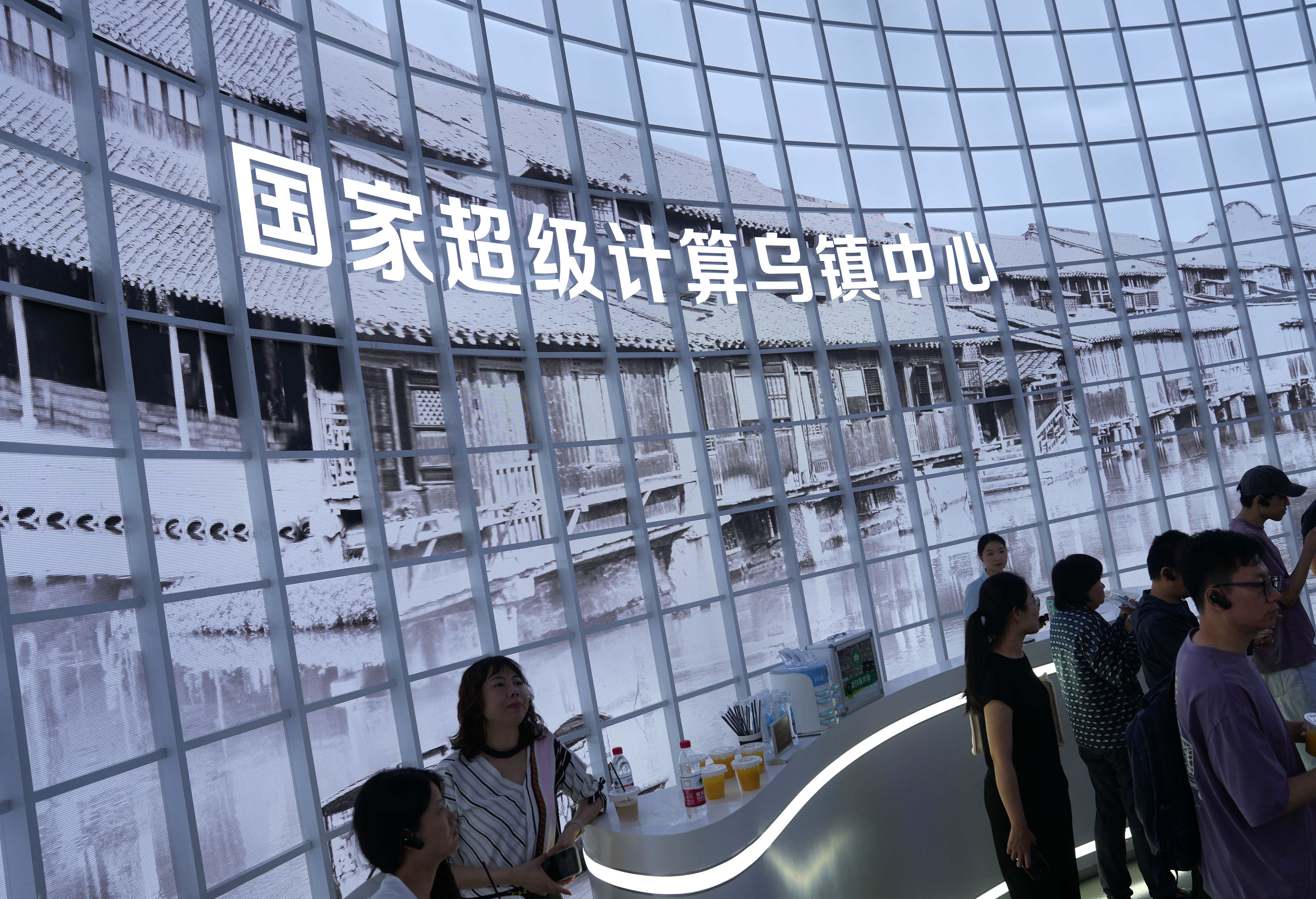 人工智能发展的中国之道:前瞻布局 健康发展