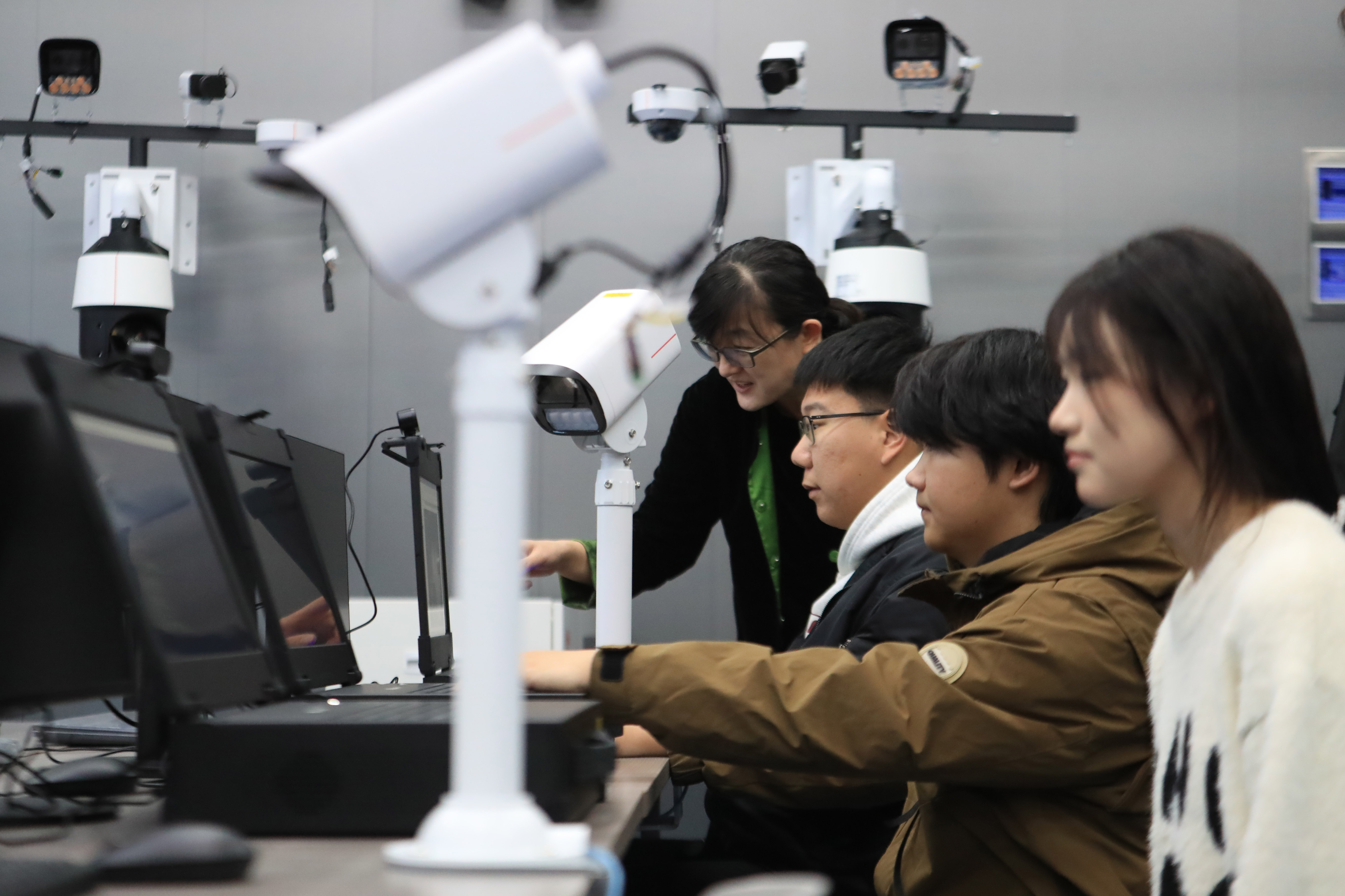 人工智能发展的中国之道:前瞻布局 健康发展