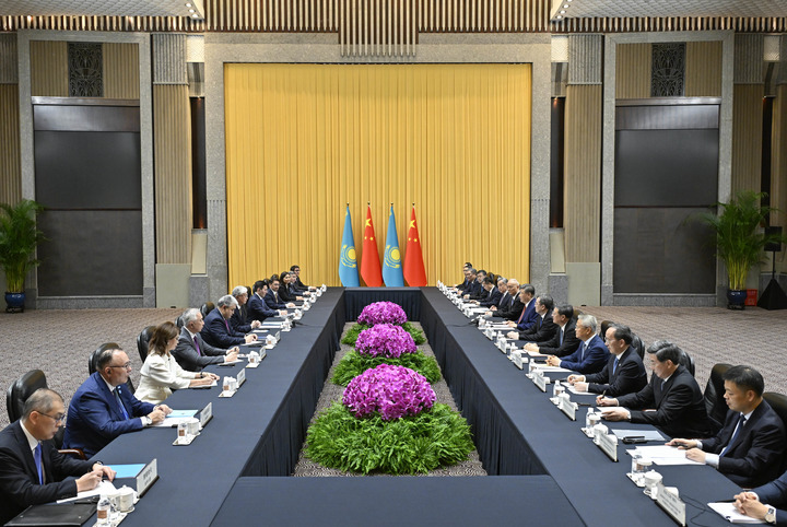 习近平会见哈萨克斯坦总统托卡耶夫