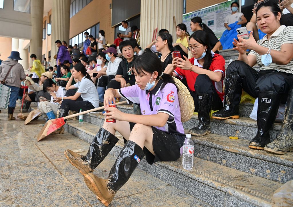广西救灾一线最新直击:淤泥层层清 希望步步近