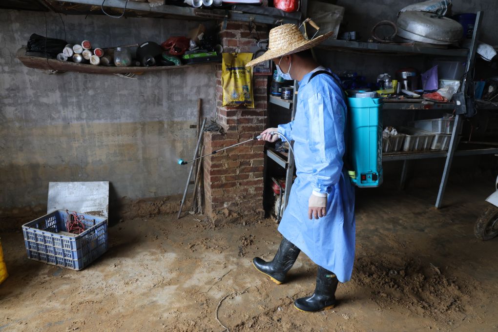 广西救灾一线最新直击:淤泥层层清 希望步步近