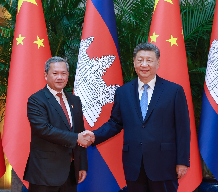 习近平会见柬埔寨首相洪玛奈