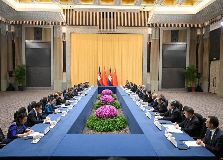 习近平会见柬埔寨首相洪玛奈