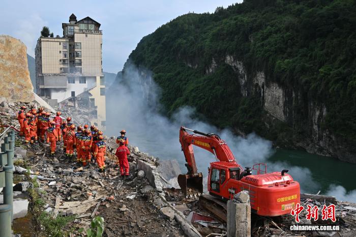 重庆彭水突发山体崩塌已致8人死亡34人失联