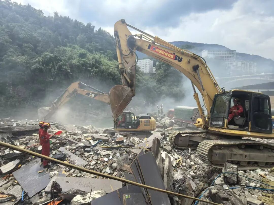 加紧救援,全力搜寻!重庆彭水山体崩塌抢险最新消息→