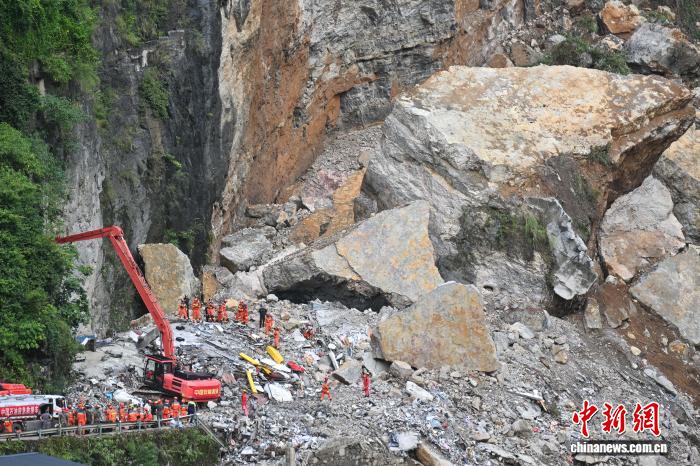 直击重庆彭水山体崩塌救援一线:“逆行”救援的“摩托大军”
