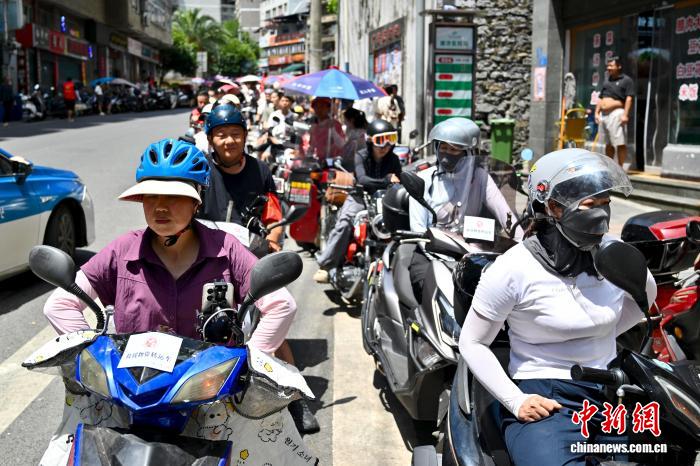 直击重庆彭水山体崩塌救援一线:“逆行”救援的“摩托大军”