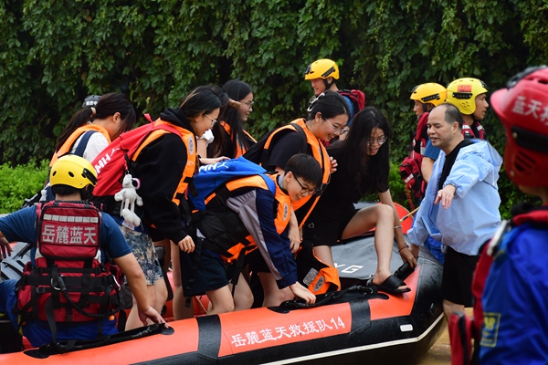 同舟——贵港接力救援洪灾被困师生实录 同舟——贵港接力救援洪灾被困师生实录
