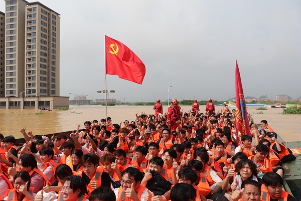 同舟——贵港接力救援洪灾被困师生实录 同舟——贵港接力救援洪灾被困师生实录