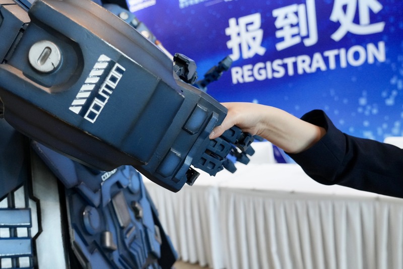 机甲“长安卫”现身2026年世界互联网大会数字丝路发展论坛 中外嘉宾驻足互动 机甲“长安卫”现身2026年世界互联网大会数字丝路发展论坛 中外嘉宾驻足互动