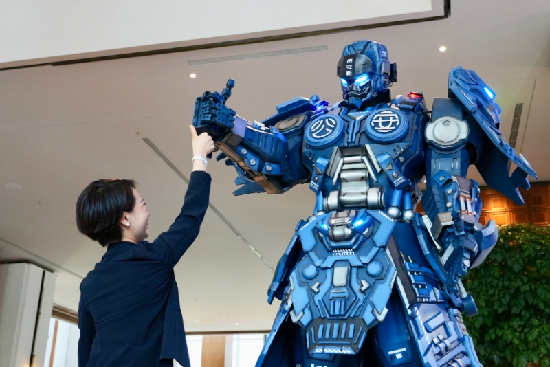 机甲“长安卫”现身2026年世界互联网大会数字丝路发展论坛 中外嘉宾驻足互动 机甲“长安卫”现身2026年世界互联网大会数字丝路发展论坛 中外嘉宾驻足互动