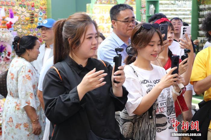 台湾自媒体人翟翾:新疆最美的风景是迎着时代追梦的人 台湾自媒体人翟翾:新疆最美的风景是迎着时代追梦的人
