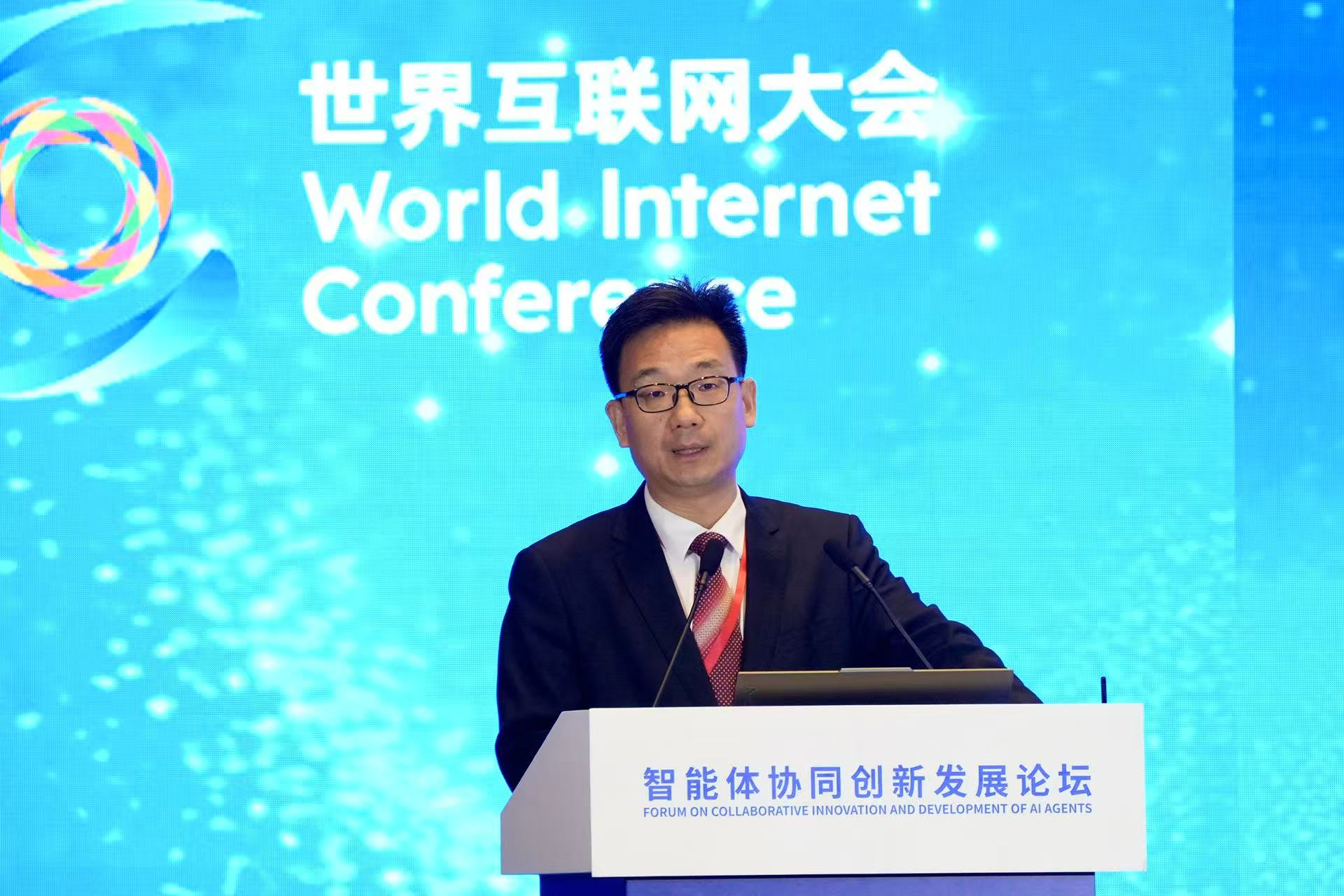 杨东：健全智能体多元共治体系 推动从代码自治转向法治嵌入代码