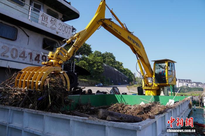 从“一把捞网”到“机械赋能” 重庆126公里水域的清漂之变