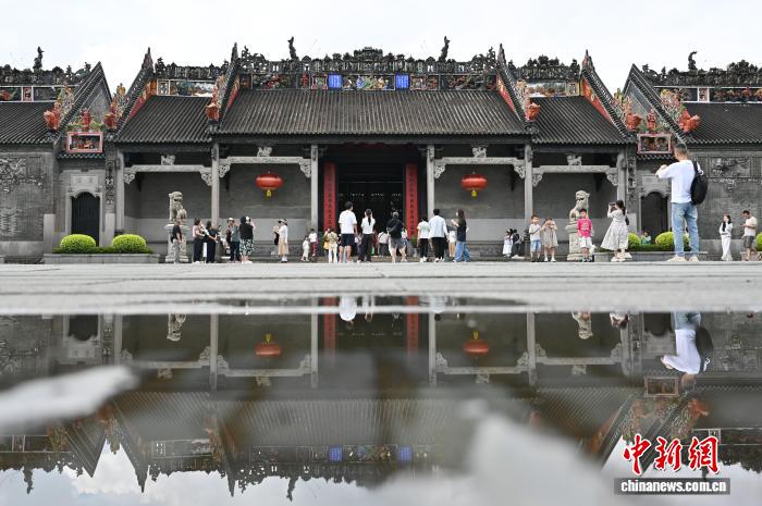 广州:“岭南建筑艺术的明珠”陈家祠暑期人气旺 广州:“岭南建筑艺术的明珠”陈家祠暑期人气旺