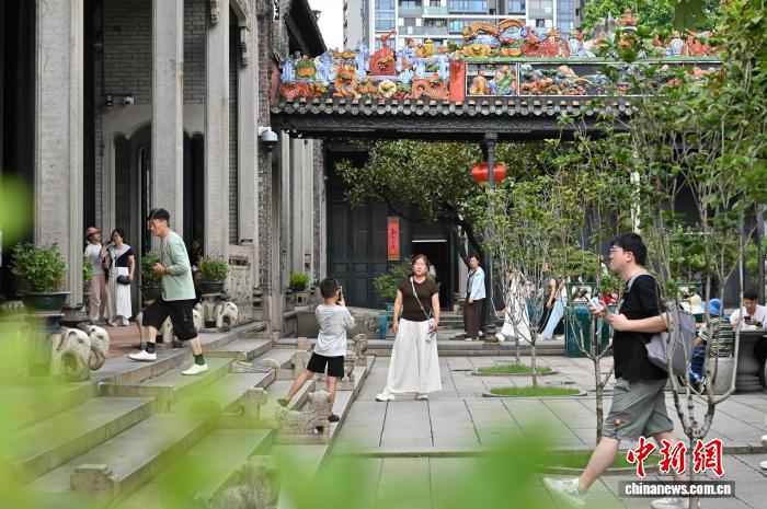 广州:“岭南建筑艺术的明珠”陈家祠暑期人气旺