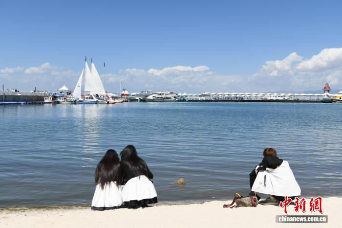 青海湖夏景秀美引客来