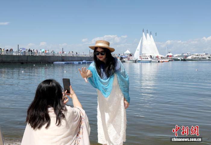 青海湖夏景秀美引客来