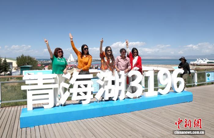 青海湖夏景秀美引客来