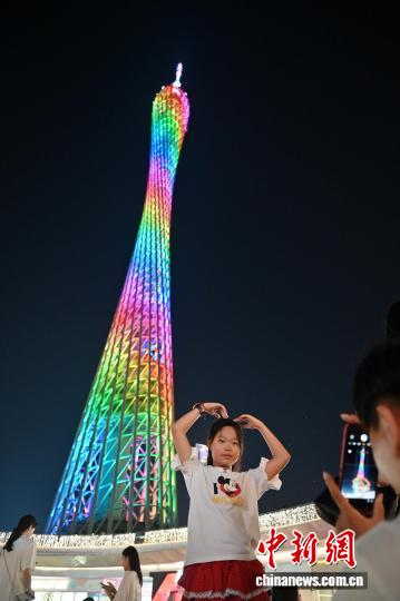 广州塔灯光璀璨成广州暑期热门打卡地 广州塔灯光璀璨成广州暑期热门打卡地