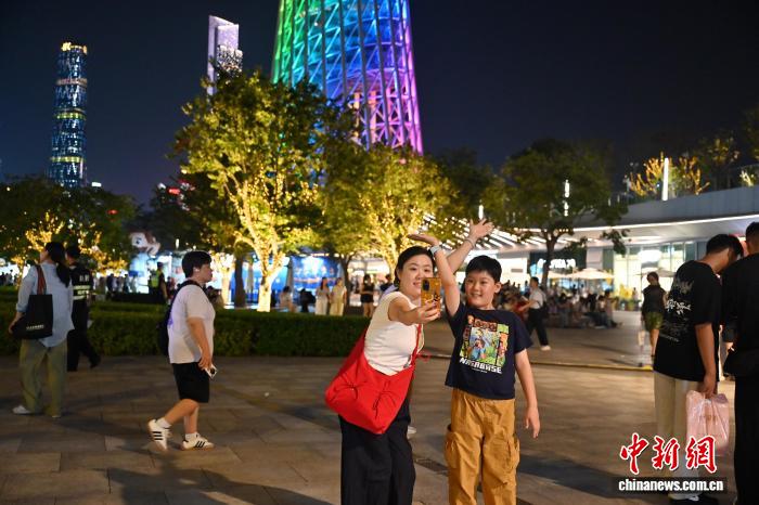 广州塔灯光璀璨成广州暑期热门打卡地