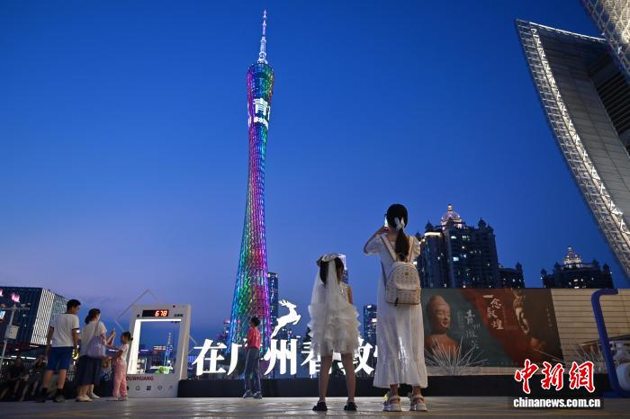 广州塔灯光璀璨成广州暑期热门打卡地