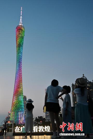 广州塔灯光璀璨成广州暑期热门打卡地