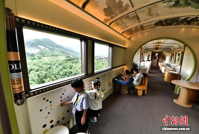 “武夷山国家公园”主题观光列车首发