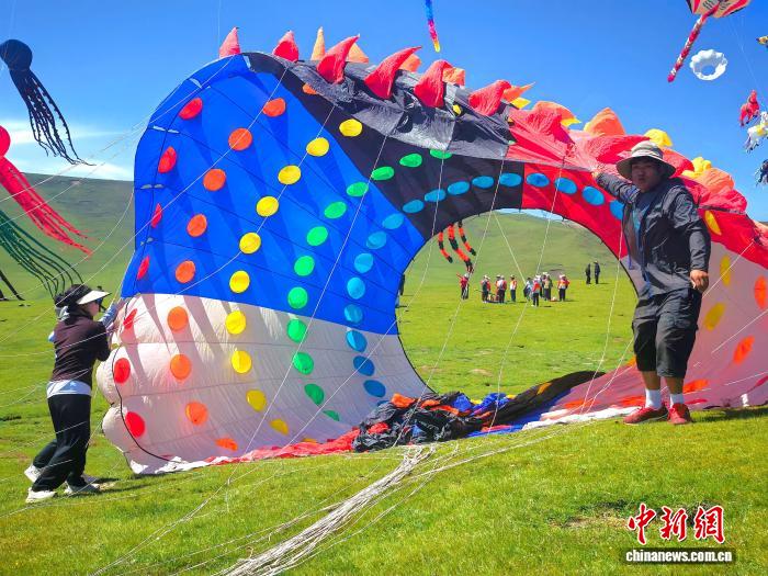青海西宁:高原天空上演风筝秀