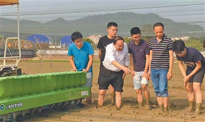 “泥腿”院士办起智慧农场(弘扬科学家精神)