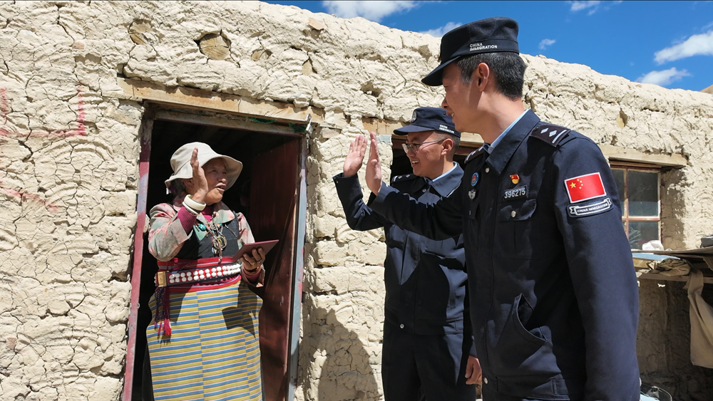 行进中国|跟着牦牛尾巴走的派出所 “移动警务室”开展上门送证服务。罗发燕摄
