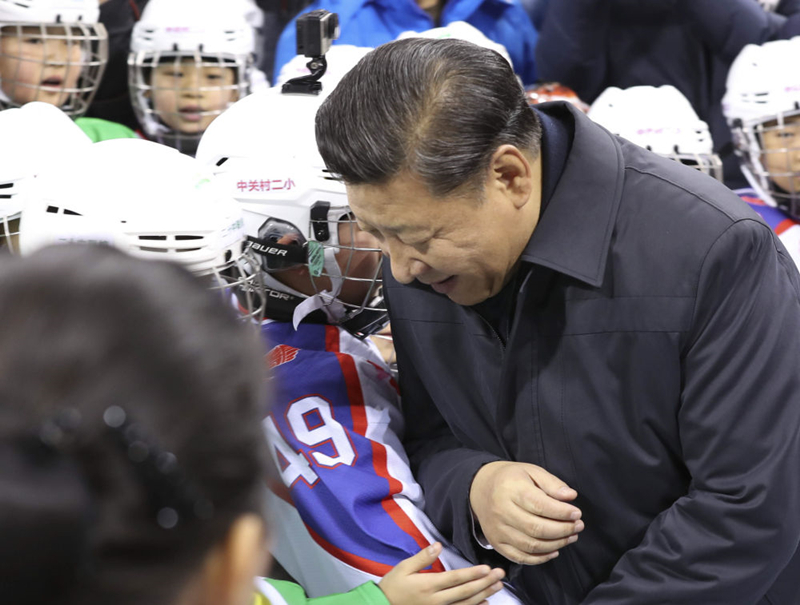 2017年2月24日，习近平总书记在北京五棵松体育中心考察时同青少年冰球爱好者“撞肩”，表示相互问候。