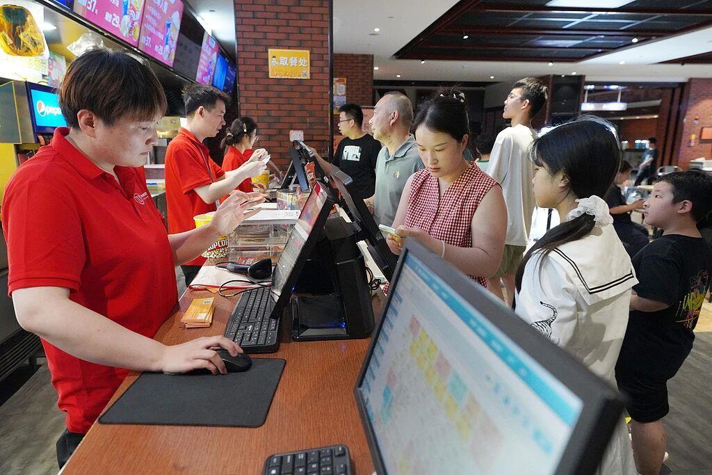 1元撬动15.77元!银幕之外,千亿级市场全面爆发!