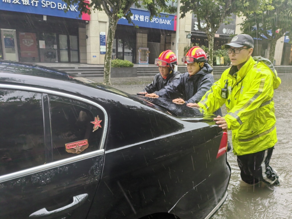 台风天,他们为一座城步履不停
