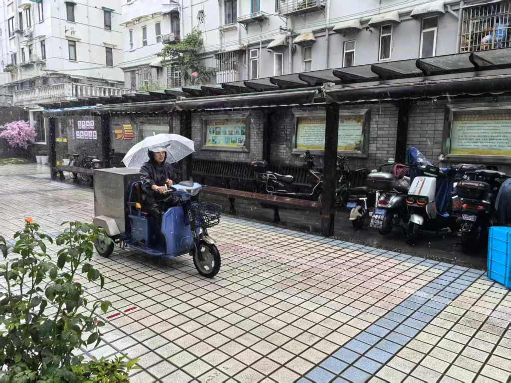 台风天,他们为一座城步履不停