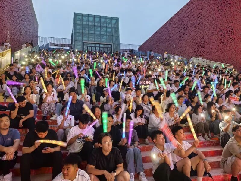 新疆旅游新动向 | 不搭舞台不围栏,新疆“没有屋顶的音乐会”成游客新宠
