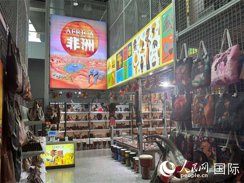 我的新疆日记·第三天|昌吉:这里的农田,正在学会自己“干活” 乌鲁木齐保税展示交易中心内销售的非洲商品。人民网 柯明可摄