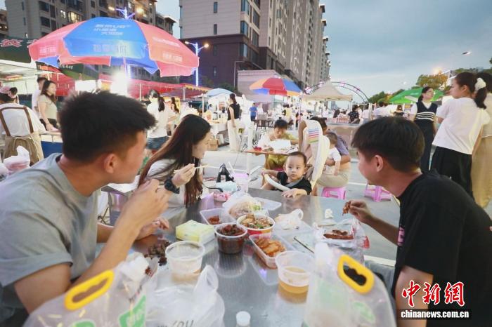从“流动摊”到“暖心市” 江西彭泽点亮“夜经济”