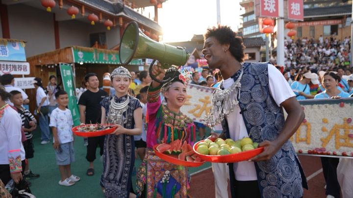 青春华章 “超”燃中国｜大山里的“足球狂欢节”！一位加勒比小哥的“村超”奇遇记 青春华章 “超”燃中国｜雪山脚下“最炫民族风”！一位中亚女孩的高原见闻录 青春华章 “超”燃中国｜现代版“姑苏繁华图”！一位俄罗斯小伙的Citywalk“穿越”记