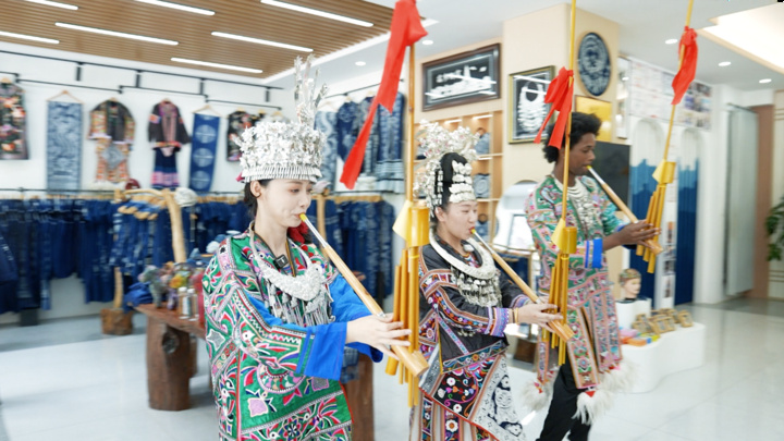 青春华章 “超”燃中国｜大山里的“足球狂欢节”！一位加勒比小哥的“村超”奇遇记 青春华章 “超”燃中国｜雪山脚下“最炫民族风”！一位中亚女孩的高原见闻录 青春华章 “超”燃中国｜现代版“姑苏繁华图”！一位俄罗斯小伙的Citywalk“穿越”记