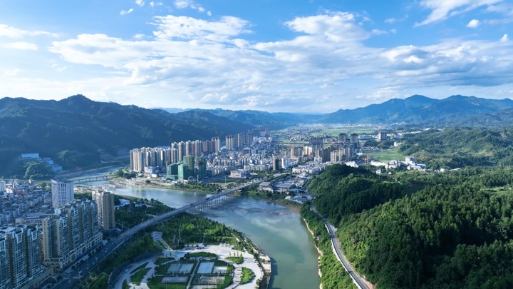 青春华章 “超”燃中国｜大山里的“足球狂欢节”！一位加勒比小哥的“村超”奇遇记 青春华章 “超”燃中国｜雪山脚下“最炫民族风”！一位中亚女孩的高原见闻录 青春华章 “超”燃中国｜现代版“姑苏繁华图”！一位俄罗斯小伙的Citywalk“穿越”记
