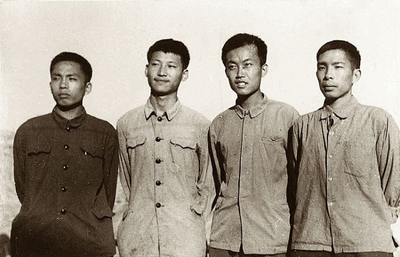 天天学习|十份入党申请书 1973年,习近平和其他三位北京知青(图片来自《习近平的七年知青岁月》)
