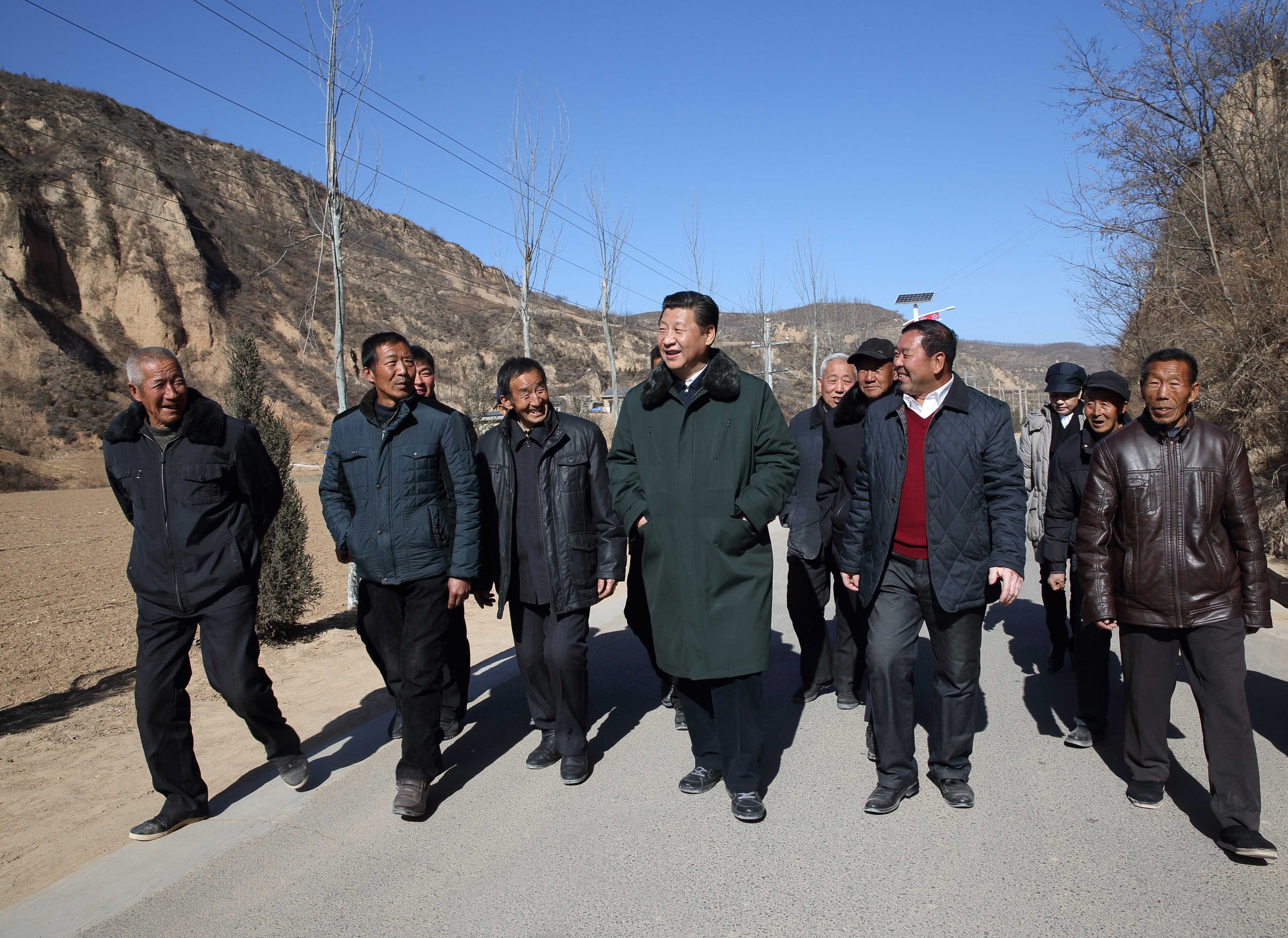 天天学习|十份入党申请书 2015年2月13日,习近平总书记回到延安市延川县梁家河村看望父老乡亲。