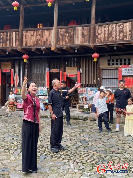 【活力中国调研行】福建南靖:“歌声一响,土楼就有了心跳” 【活力中国调研行】福建南靖:“歌声一响,土楼就有了心跳”