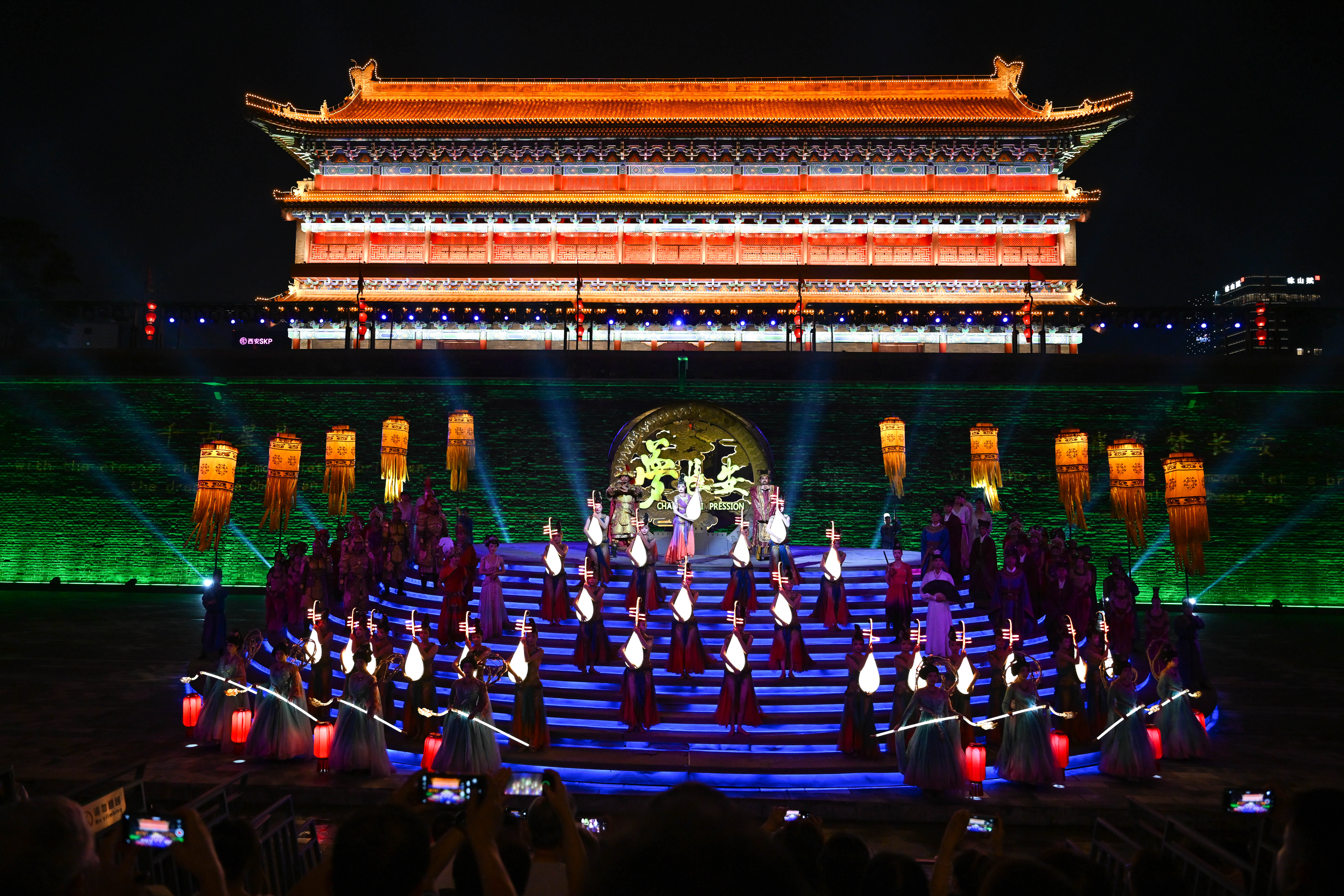 从“看演出”到“聊文化”,城墙夜话带火暑期经济