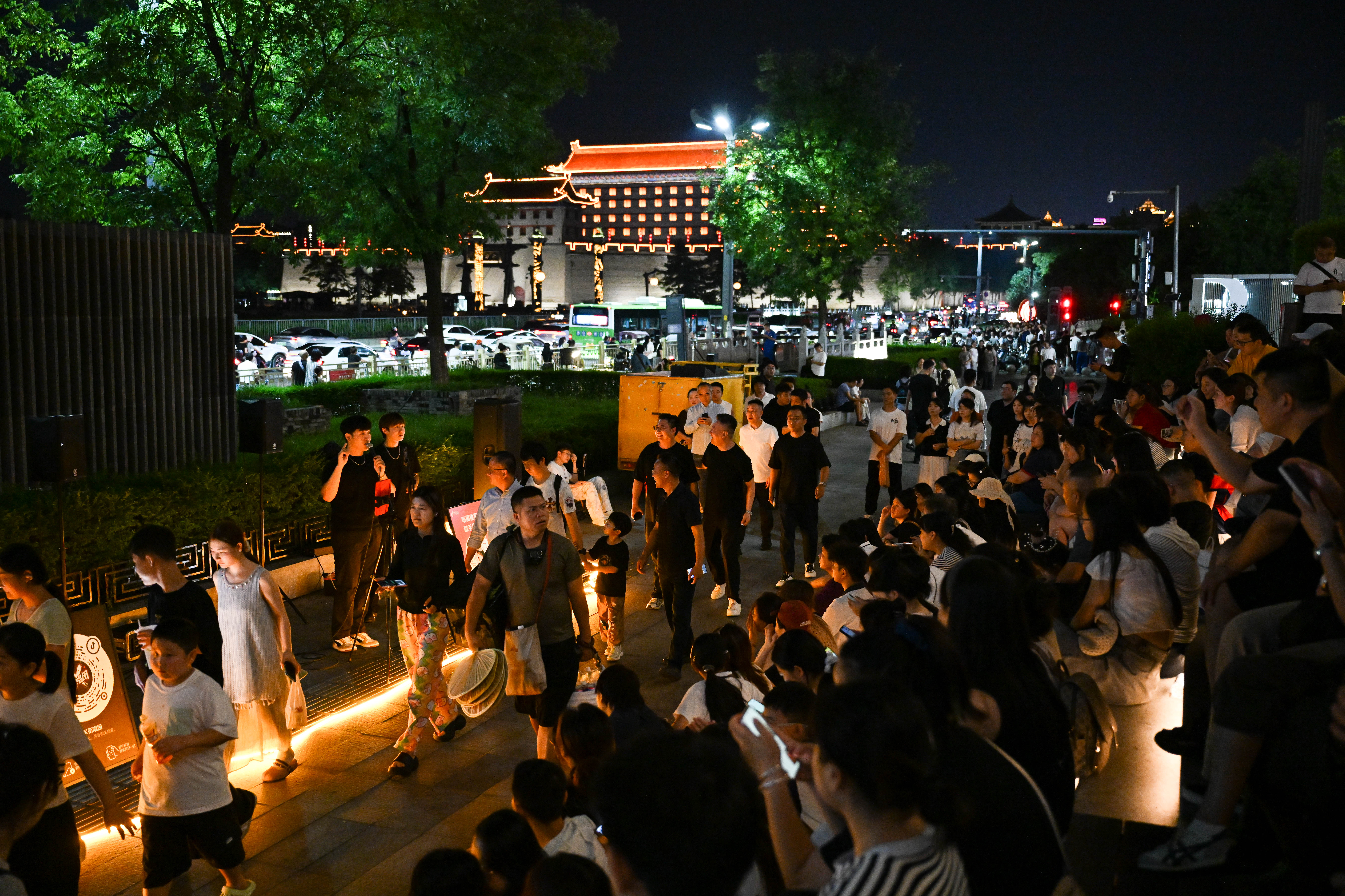 从“看演出”到“聊文化”,城墙夜话带火暑期经济