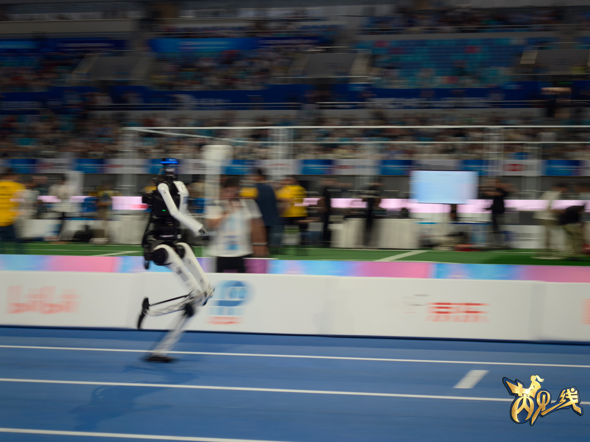 芮见一线|“冰丝带”竞速!人形机器人赛场见证中国硬核科技加速突围